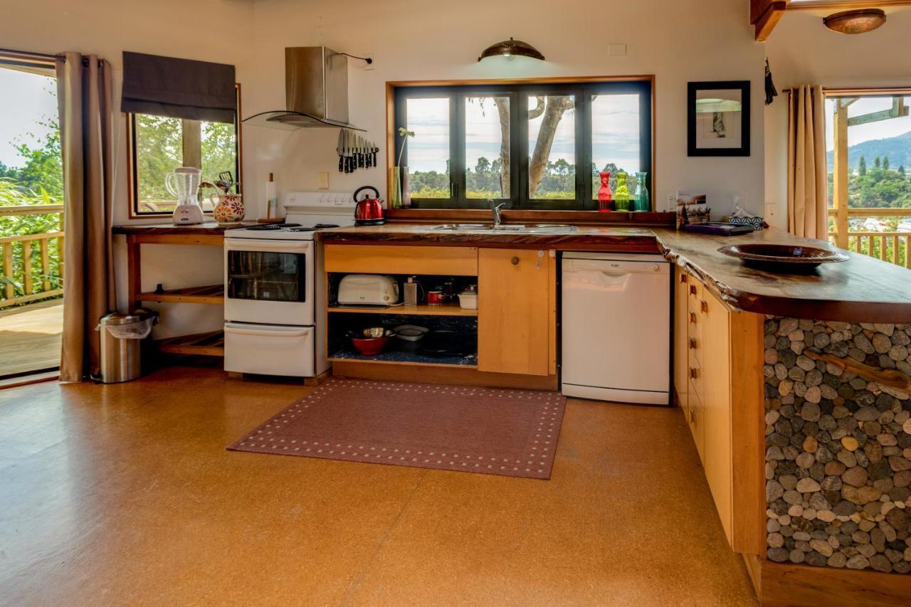 Treetop Hideaway - Taupo Holiday Home Exterior foto